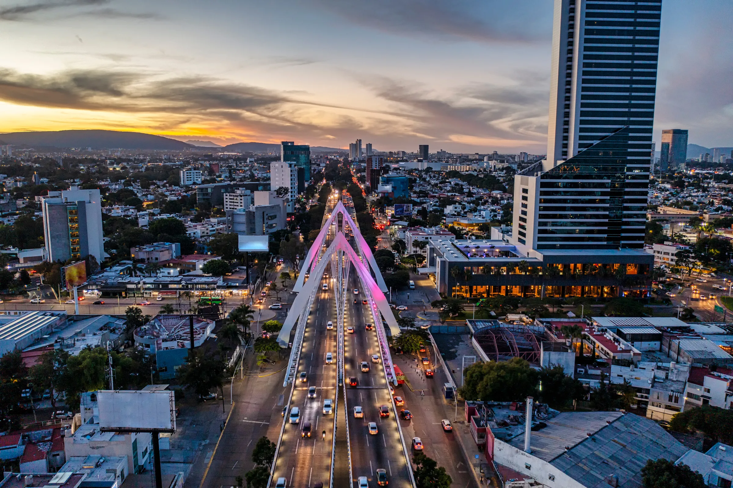 Puente Matute Remus en Guadalajara, Jalisco, al atardecer