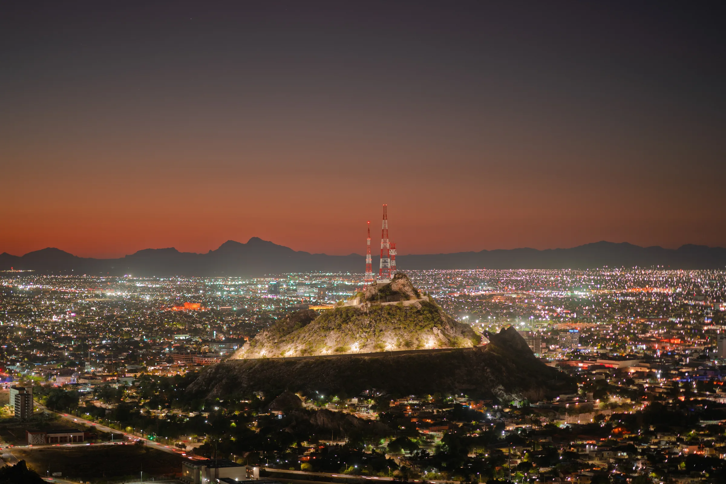 Cerro de la Campana y la ciudad de Hermosillo, Sonora, al anochecer